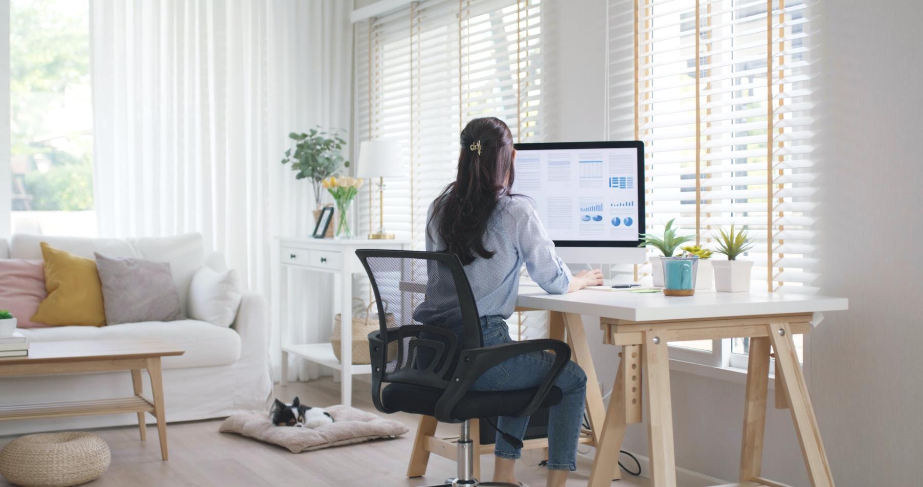 Análisis financiero en pantalla mostrando gráficas de ingresos y gastos mensuales