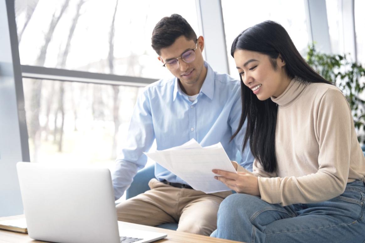 Gráficos financieros y planificación presupuestaria en escritorio